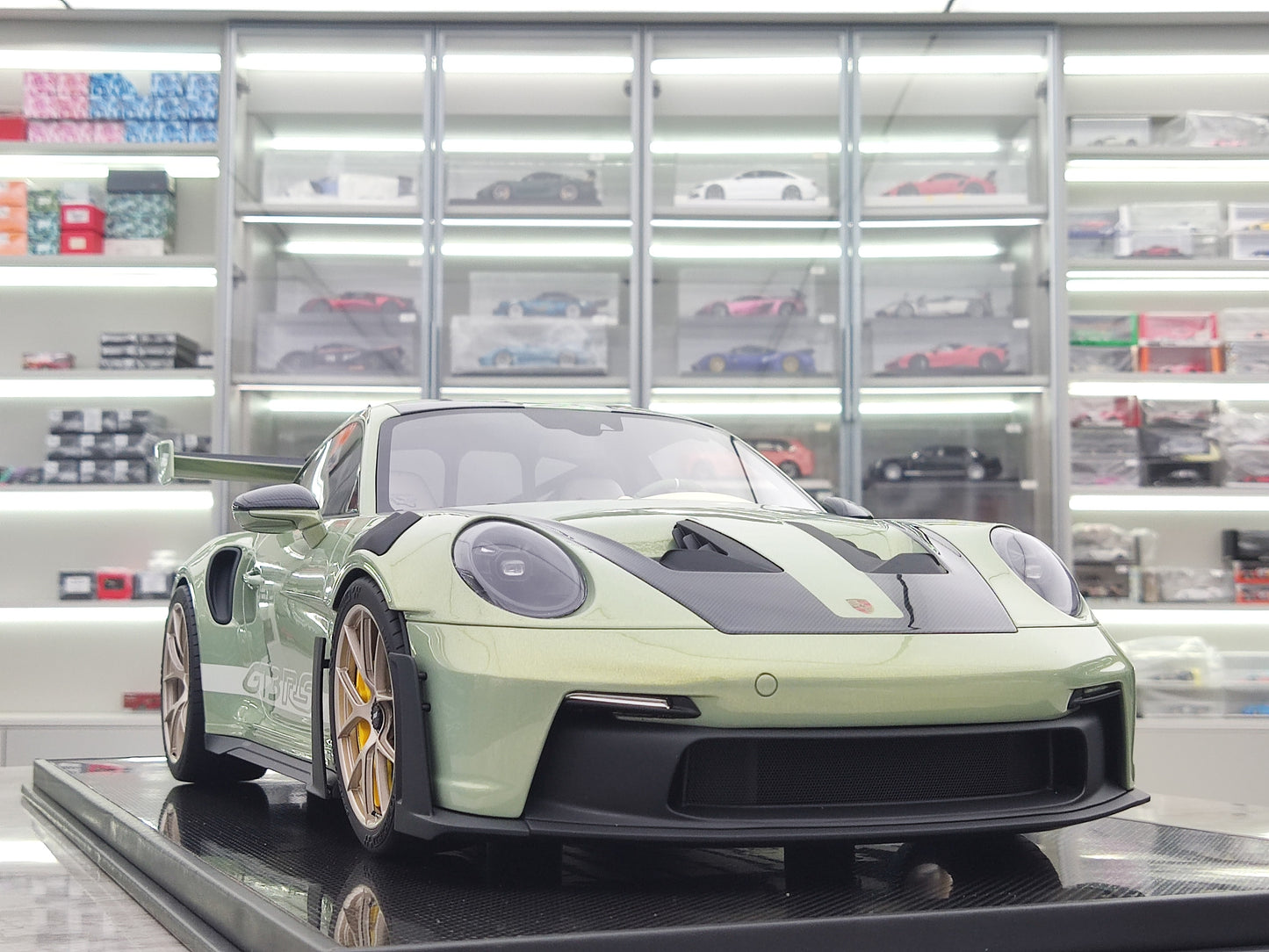 Dino Model 1/8 Porsche 992 GT3RS PR555P