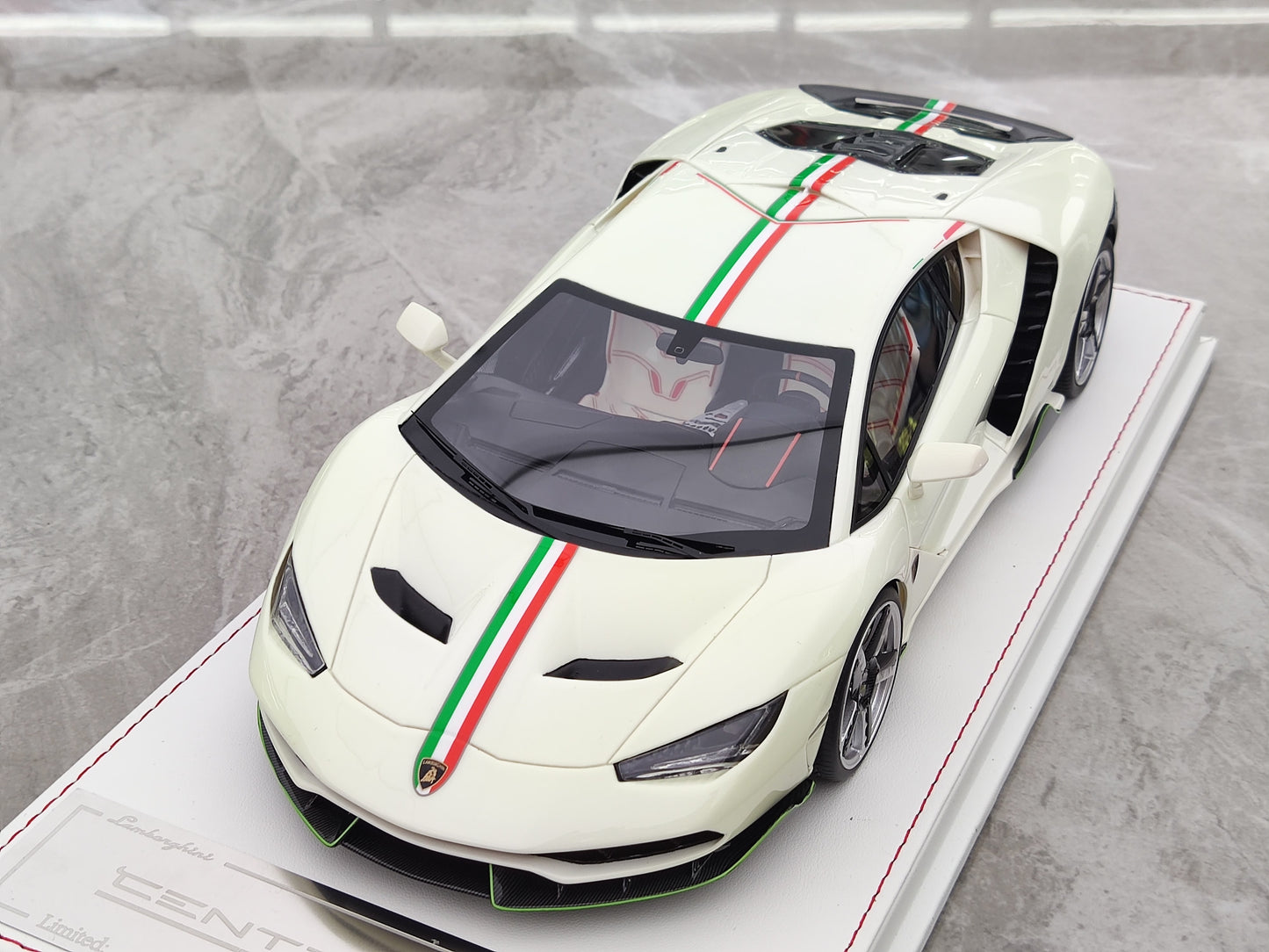 TE 1/18 Lamborghini Centenario Pearl White/Fluorescent Green Simulated Car Model JS-TE001