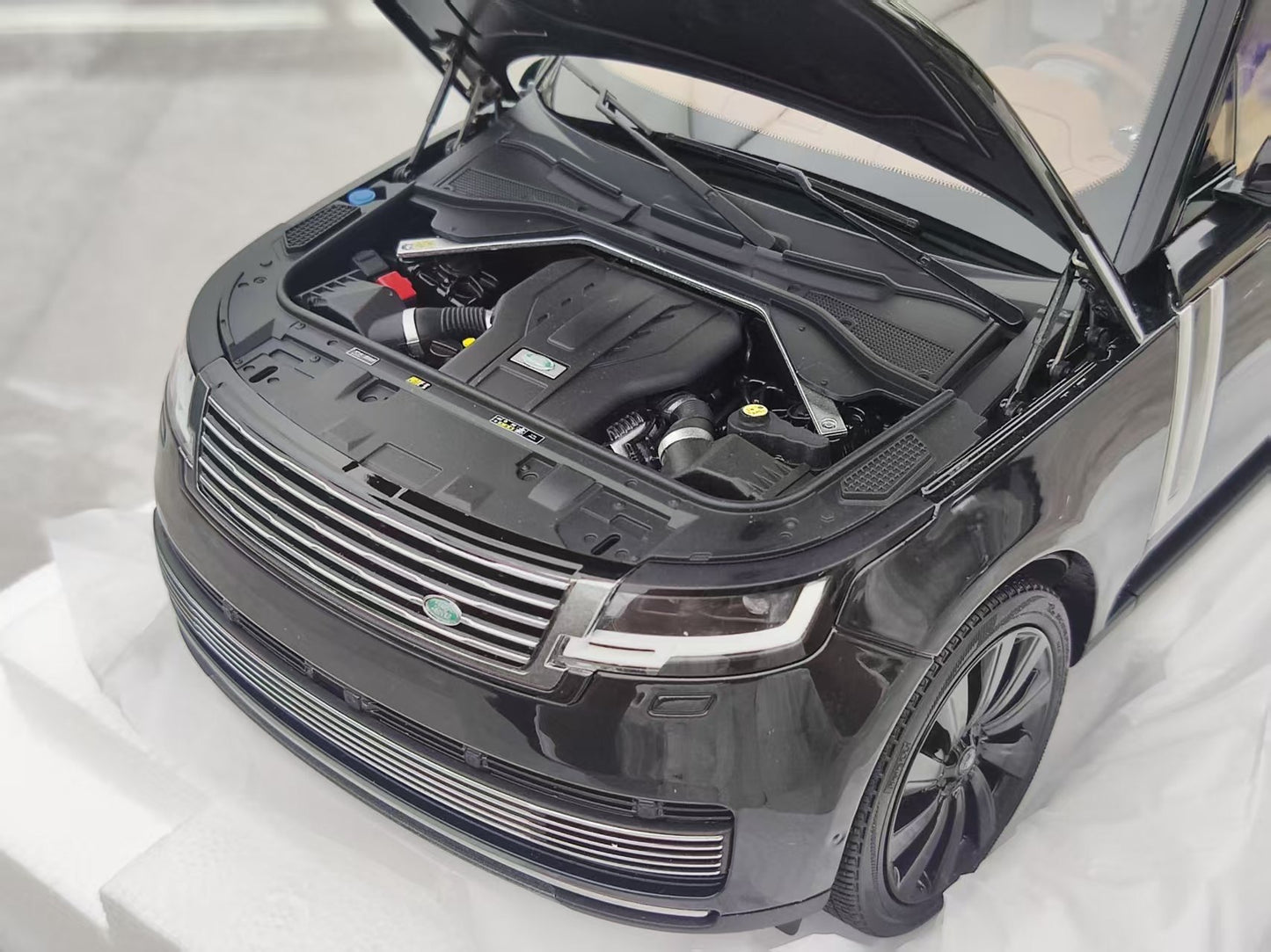 LCD 1/18 Land Rover Genesis Extended Edition Black Alloy Car Model LCD120