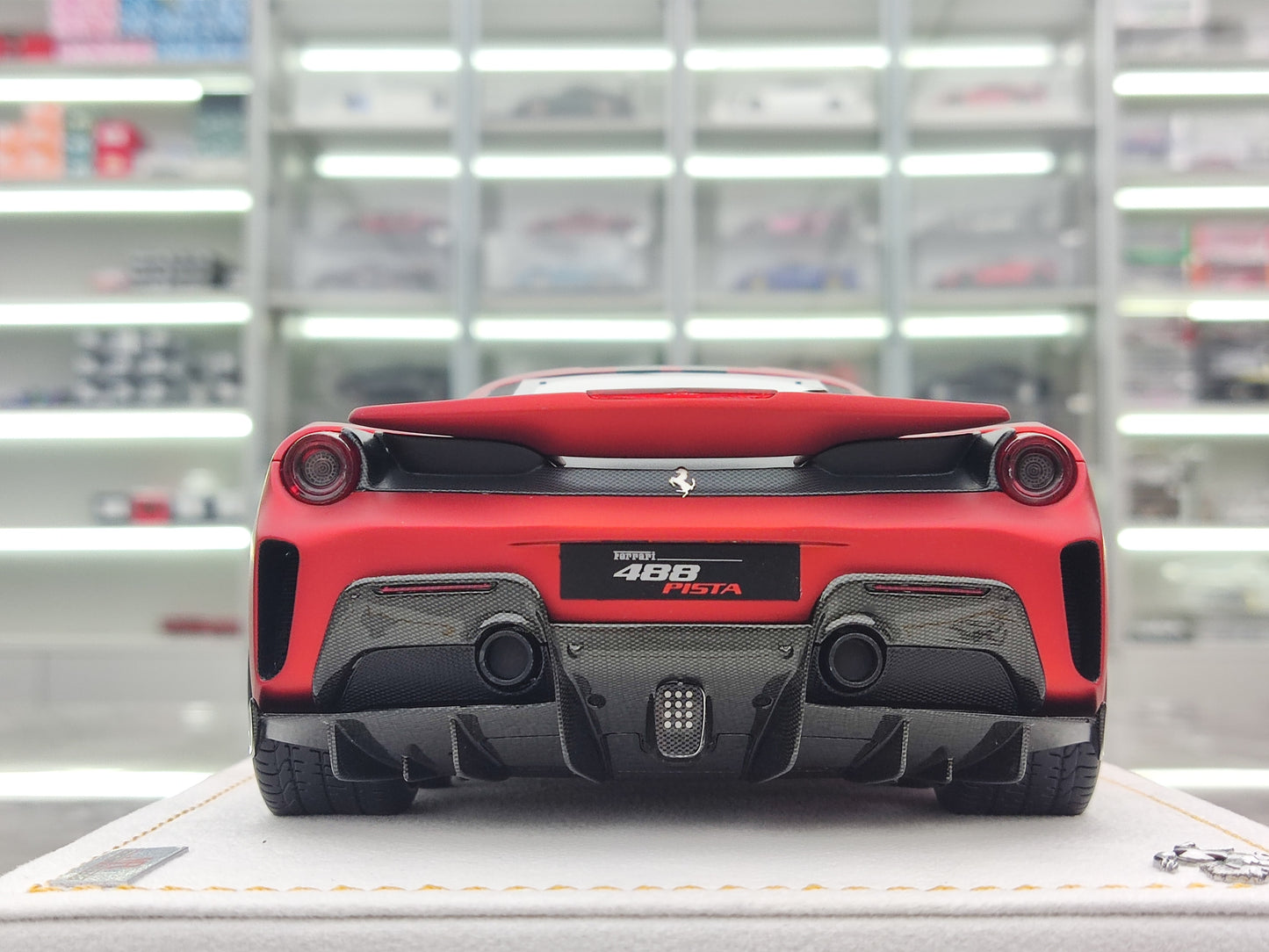 MR 1/18 Ferrari 488 PISTA Matte Orange FE025BN6