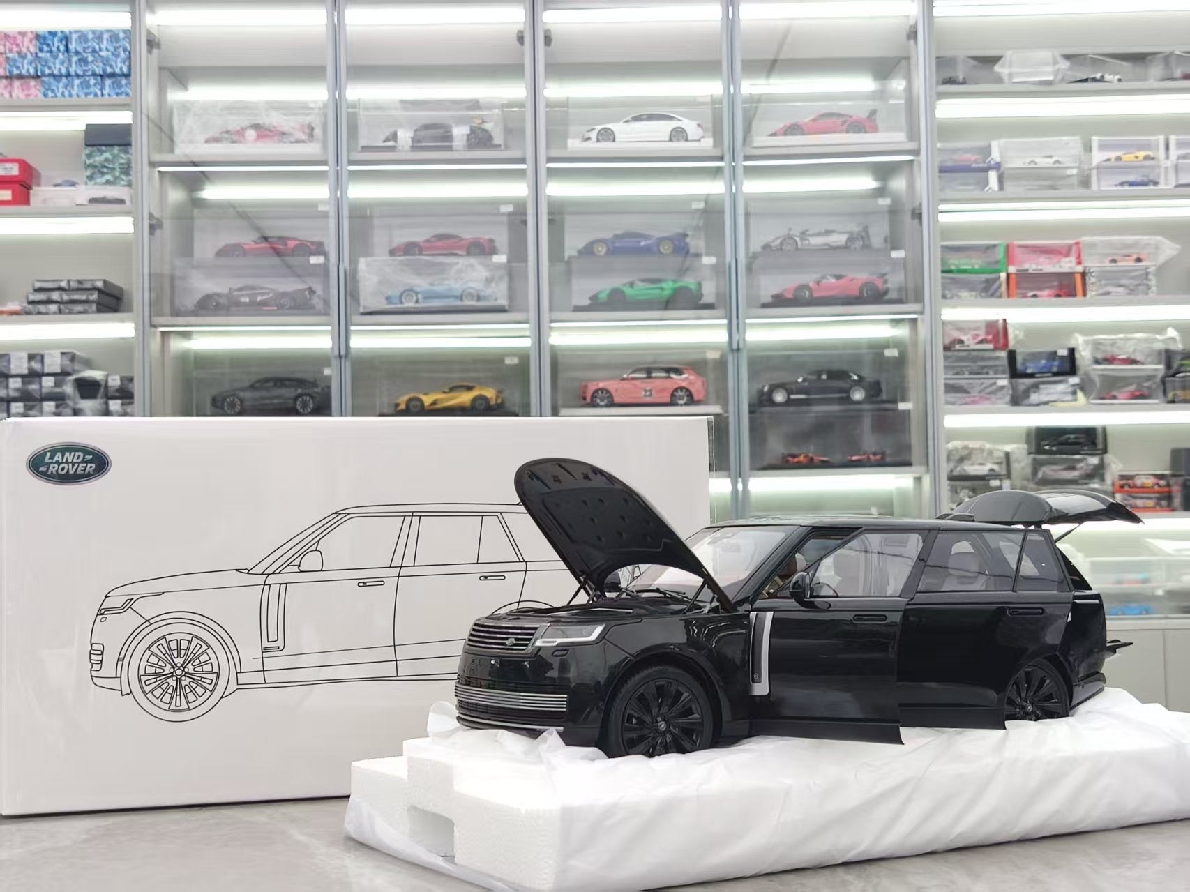 LCD 1/18 Land Rover Genesis Extended Edition Black Alloy Car Model LCD ...
