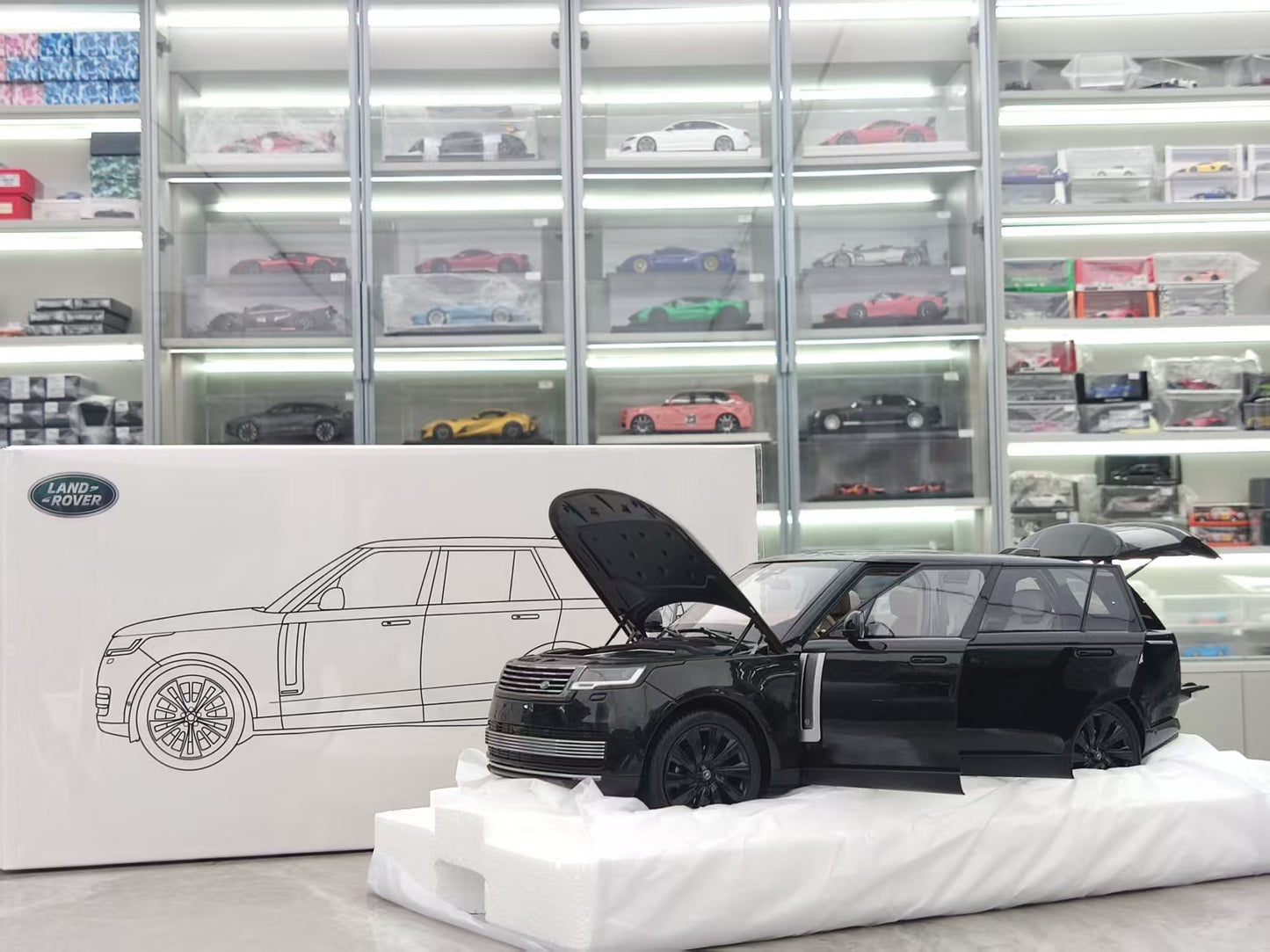 LCD 1/18 Land Rover Genesis Extended Edition Black Alloy Car Model LCD120