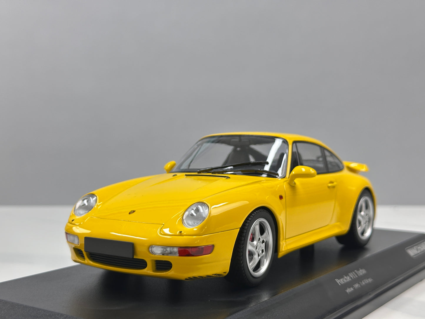 MINICHAMPS 1/18 Porsche 911 (993) Turbo (1995) Yellow 155061172