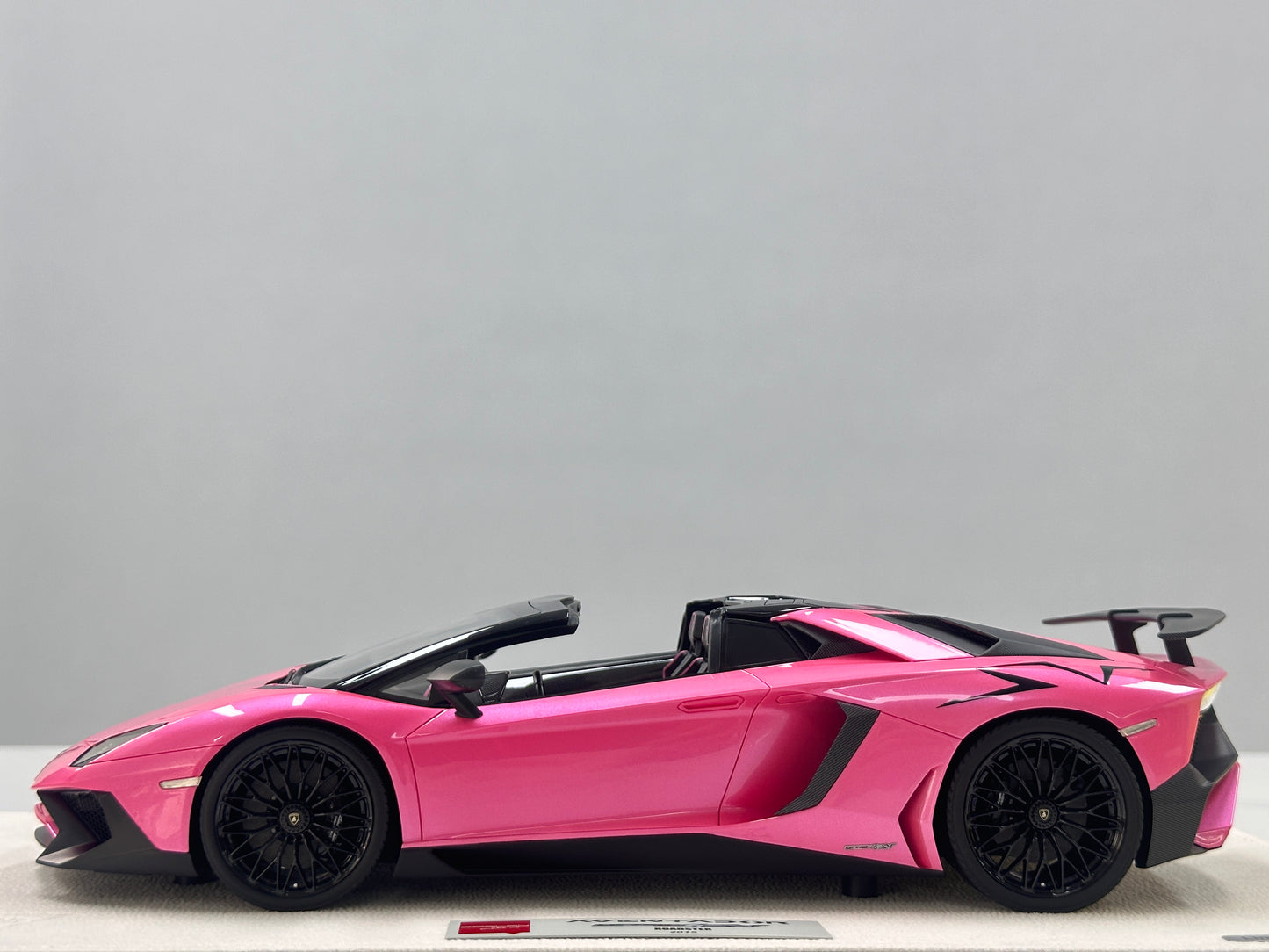 MAKEUP 1/18 Lamborghini Aventador LP750-4 SV Roadster 2015 Pink EML007H