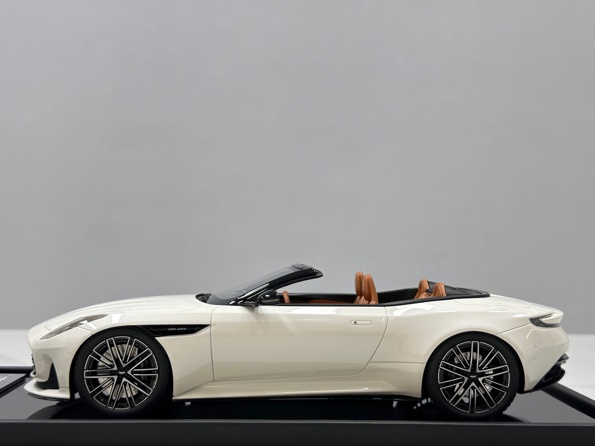 MOTORHELIX 1/18 Aston Martin DB12 Volante (Convertible) - Moonlight White - MH395