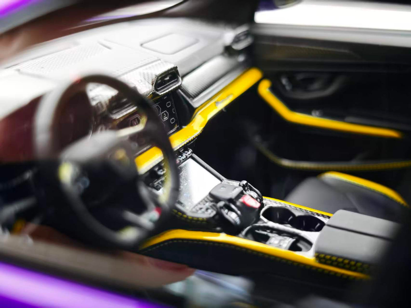 MR 1/18 Lamborghini Urus SE Purple LAMBO061D