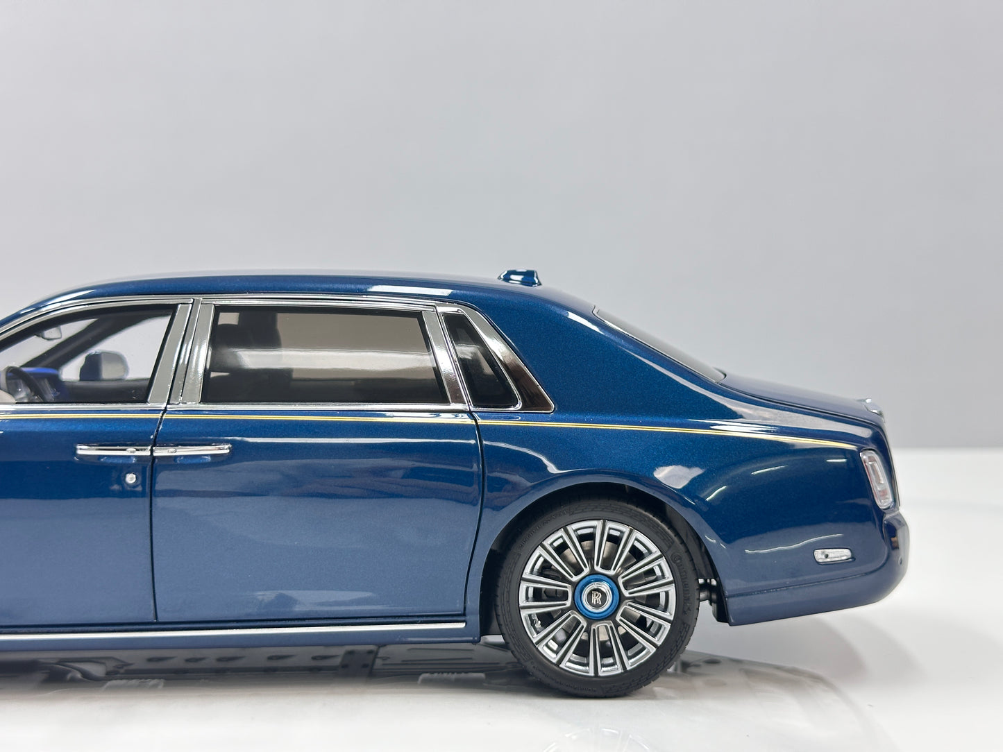 ZP 1/18 Rolls-Royce Phantom VIII (Gold Badge / Leather Suitcase Edition) – Pikes Peak Blue (ZP118)