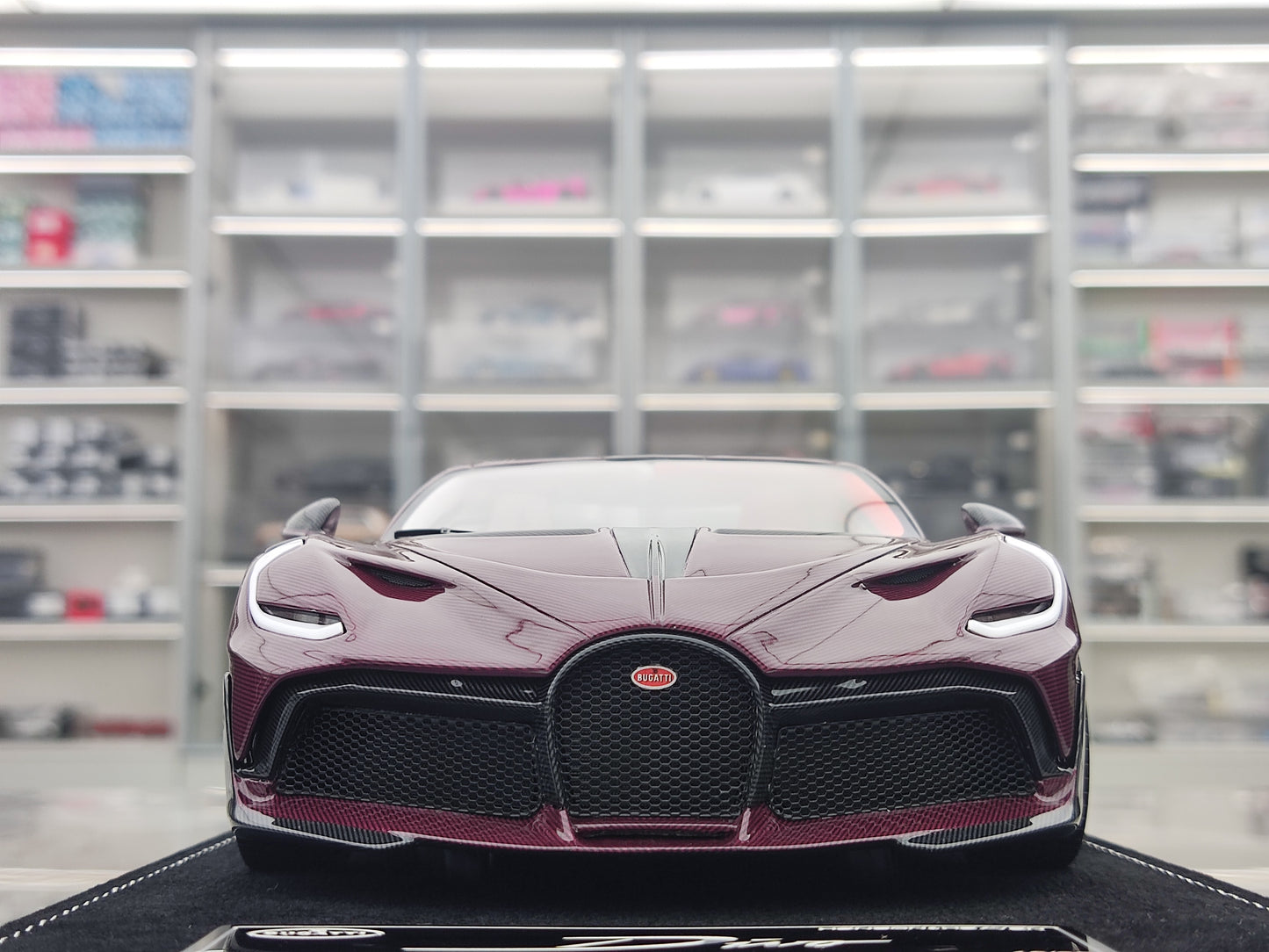 HH Model 1/18 Bugatti Divo, Red All Carbon Fiber HH515