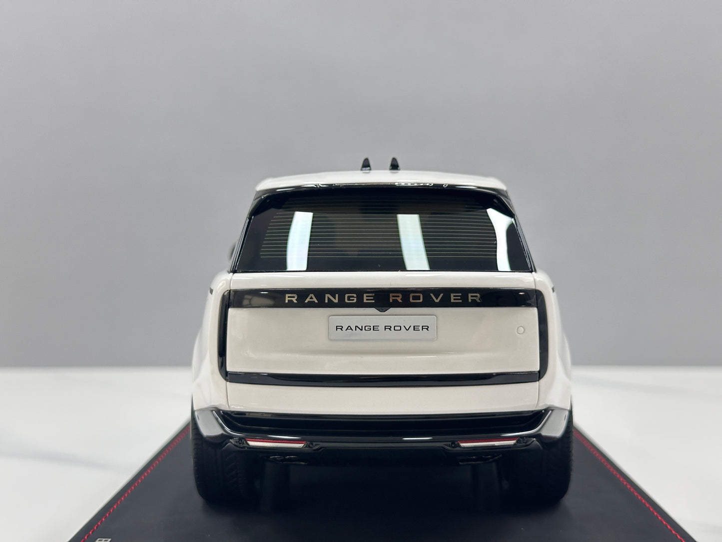 BBA MODEL 1/18 Land Rover Range Rover Autobiography Long Wheelbase White BBA070
