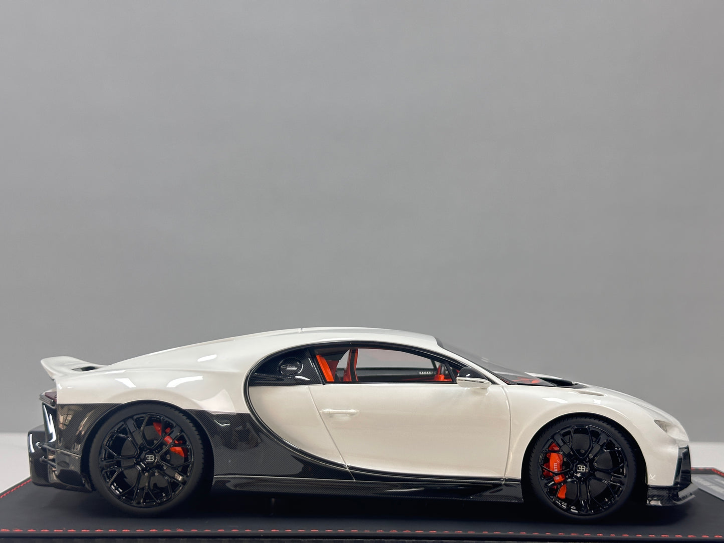 BBA MODEL 1/18 Bugatti Chiron Profiler Black and White Panda BBA072