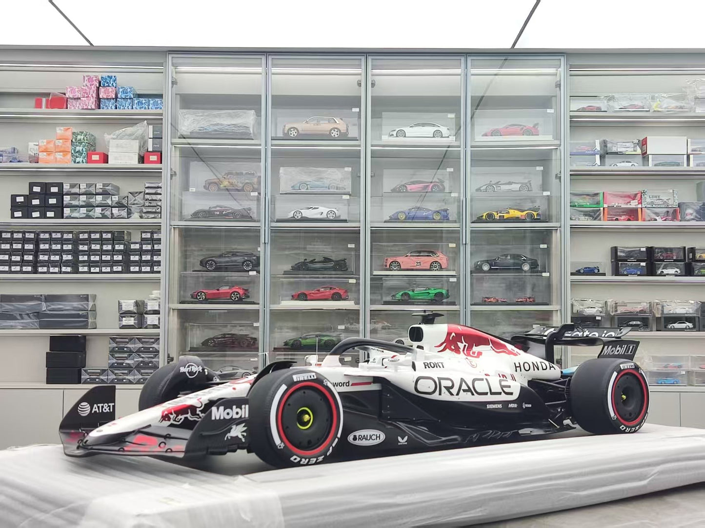 Spark 1/8 Red Bull Racing RB21 No.1 Oracle Red Bull Racing Winner Japanese GP
2025 Max Verstappen 08SP295