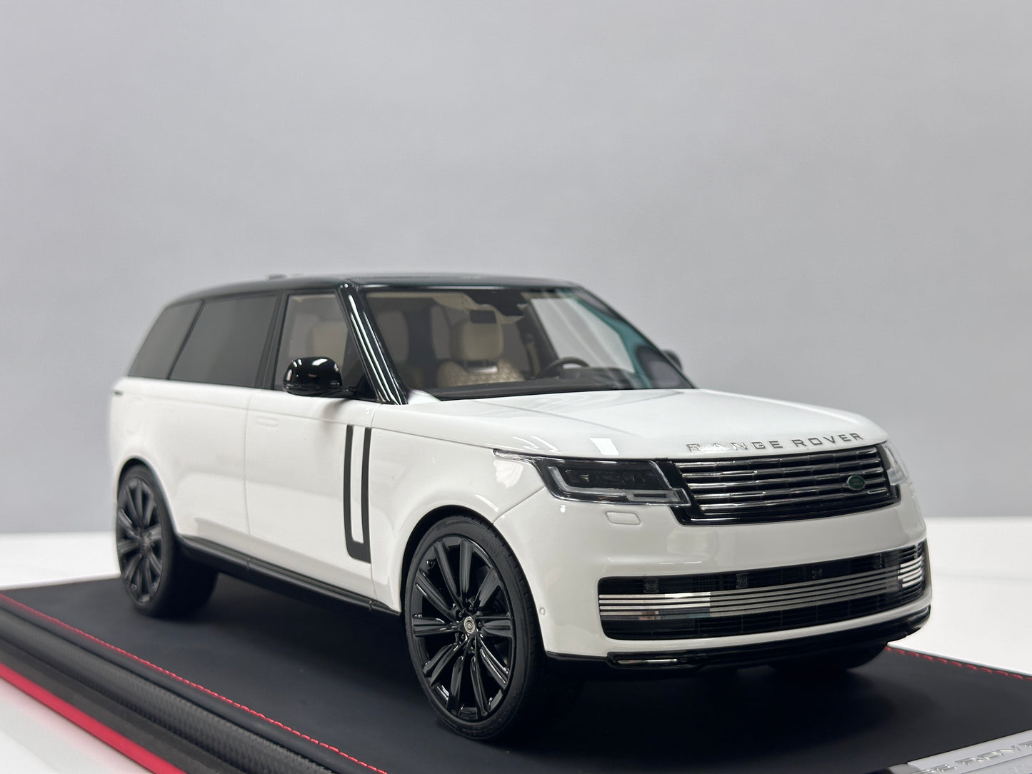 BBA MODEL 1/18 Land Rover Range Rover SVAutobiography – "Black & White Panda" (BBA067)