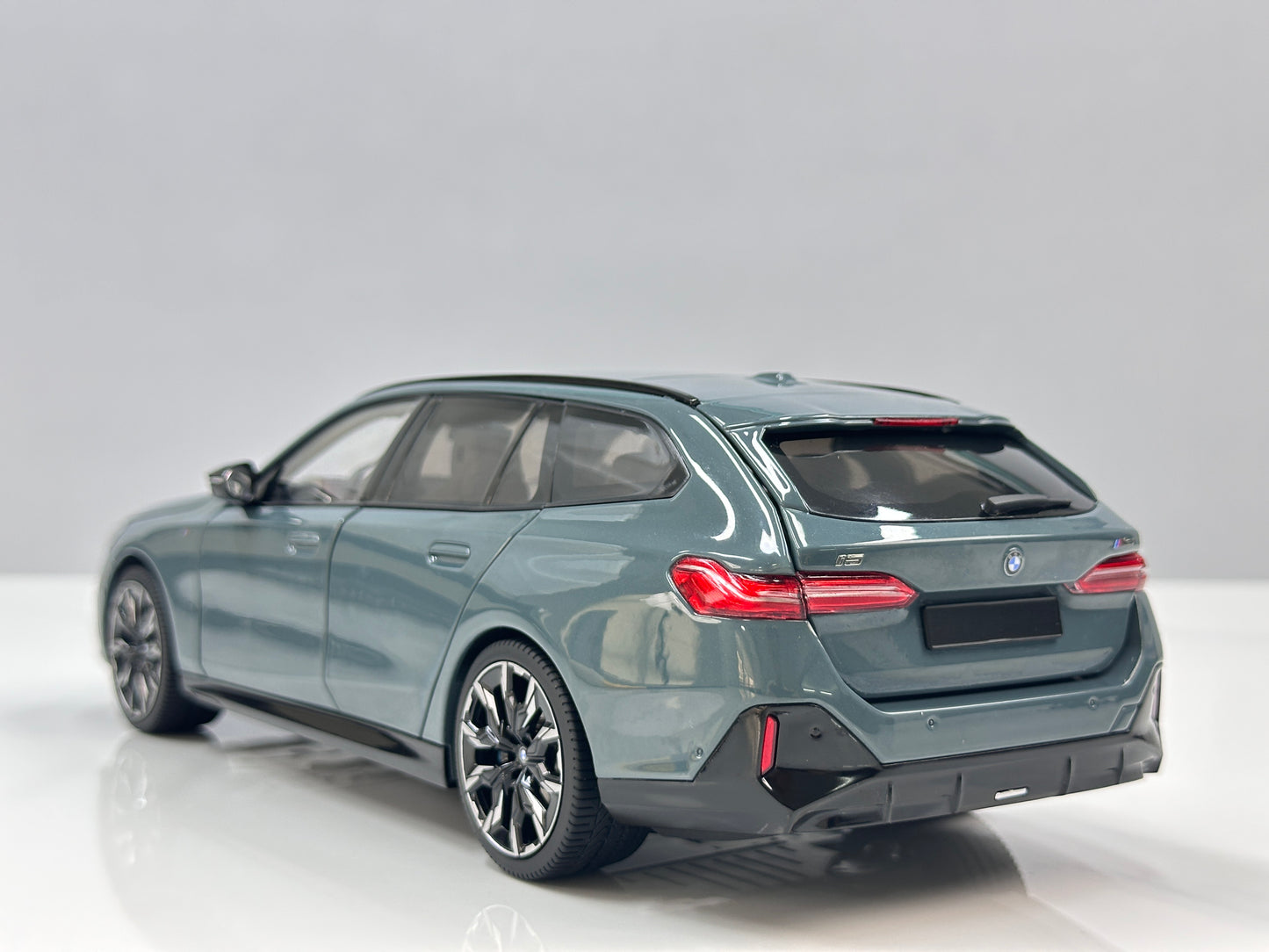 MINICHAMPS 1/18 BMW i5 M60 Touring 2024 Metallic Green 110023600