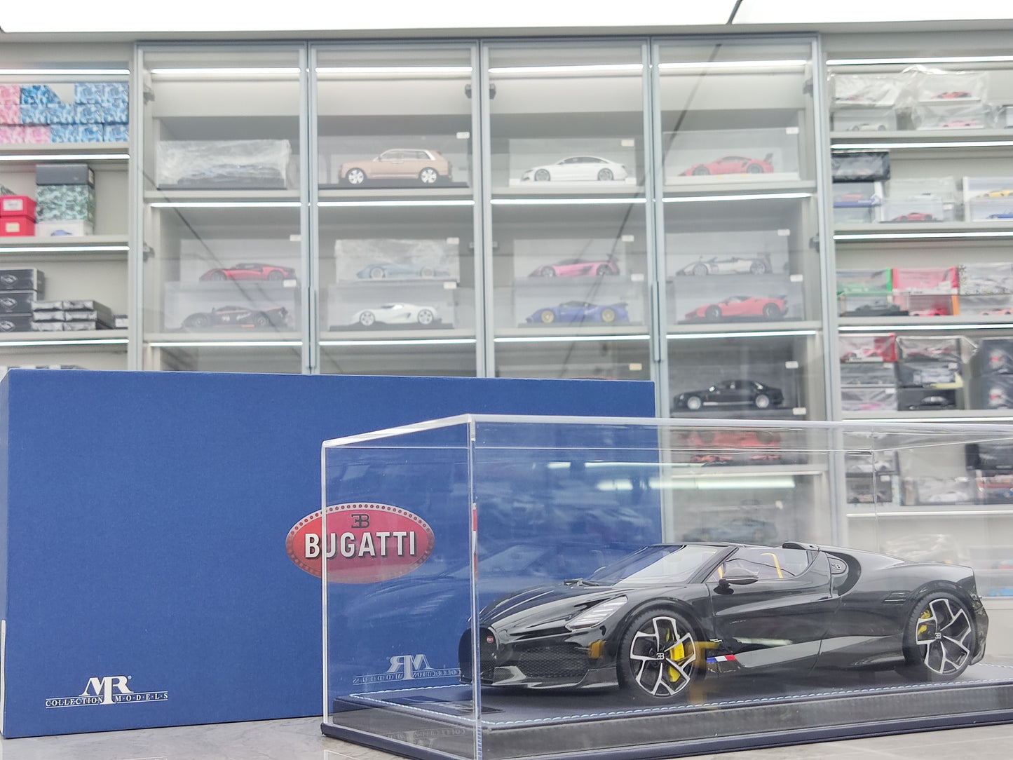 MR 1/18 Bugatti W16 Mistral Convertible, Jet Black, Limited Edition Model Car BUG015A