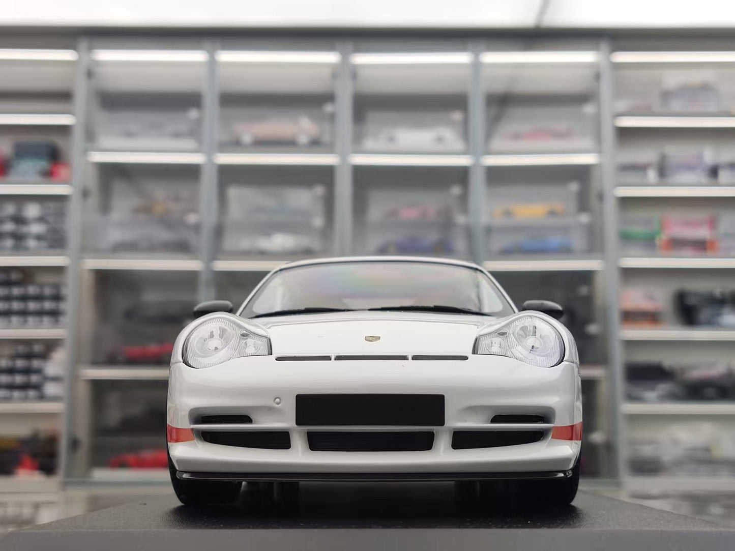 MINICHAMPS 1/18 Porsche 911 GT3 RS - 2002 White with Red Stripes 155062020