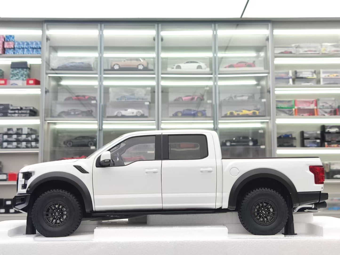 AUTO Art 1/18 Ford F-150 RAPTOR SUPERCREW 2019 White 72946