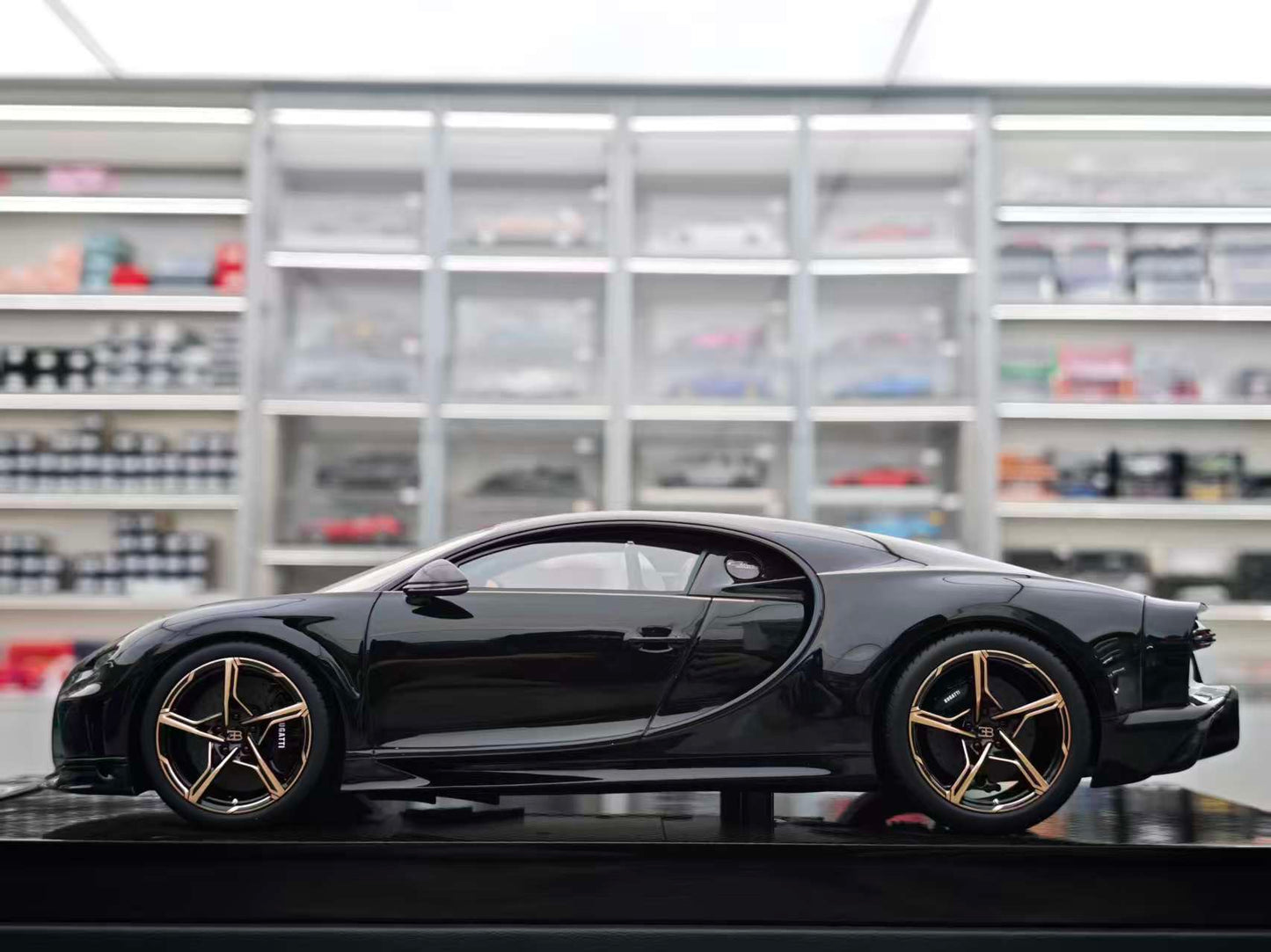 MR 1/18 Bugatti Chiron Super Sport Black Gold BUG012H