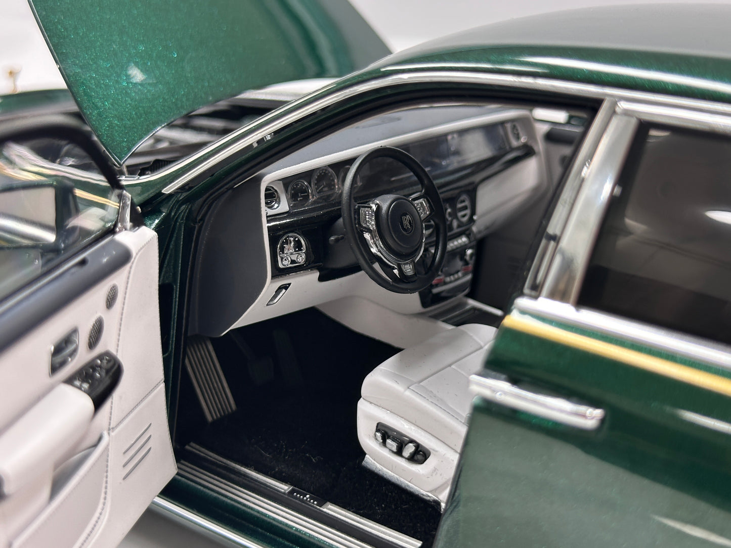 ZP 1/18 Rolls-Royce Phantom VIII (Gold Badge / Leather Suitcase Edition) – Peninsula Green (ZP117)