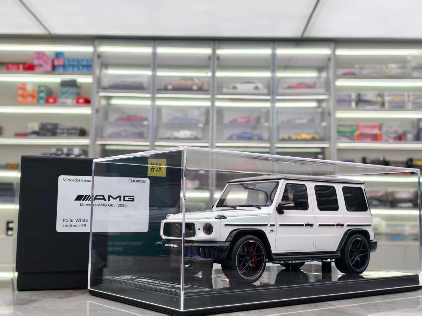 Dino Model 1/18 Mercedes-Benz G63 Black Base EMG001-008B