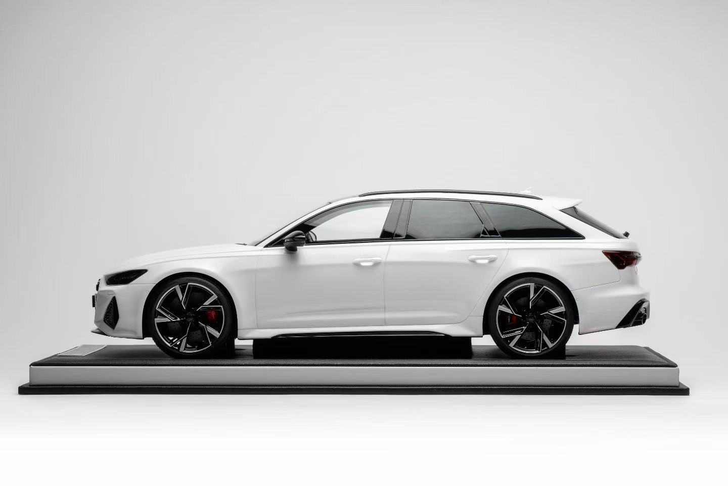 MOTORHELIX 1/12 Audi RS6 Avant 2021 (C8) resin car model
