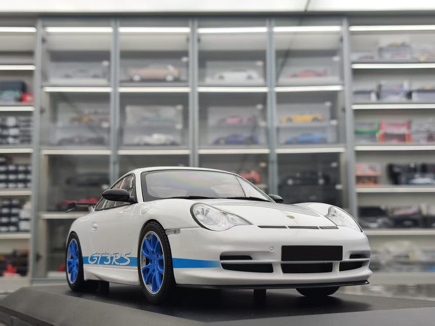MINICHAMPS 1/18 Porsche 911 GT3 RS - 2002 White with Blue Stripes 155062021