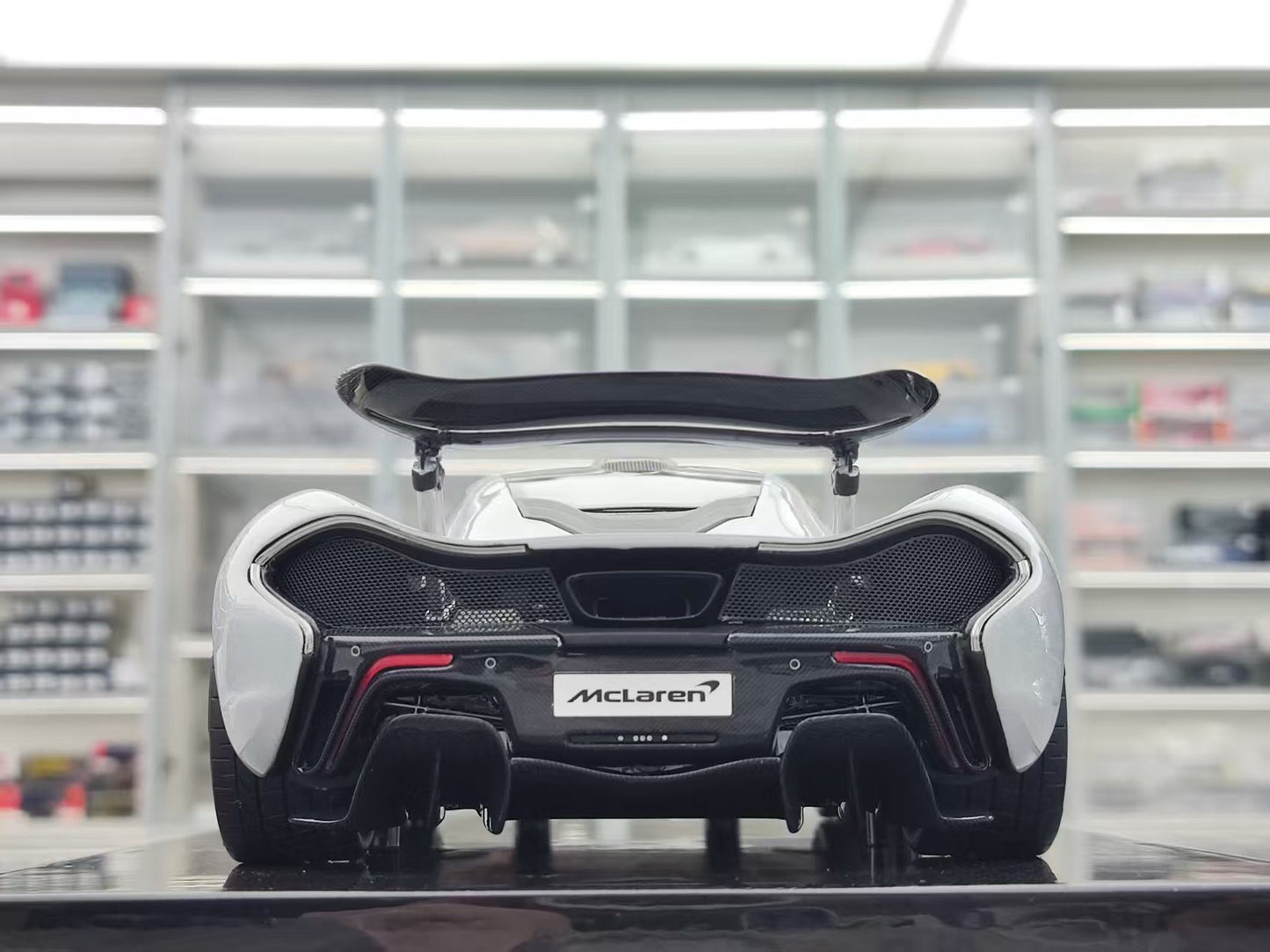 DINOMODEL 1/18 McLaren P1 Carbon Sole Pearl Silver DMP002