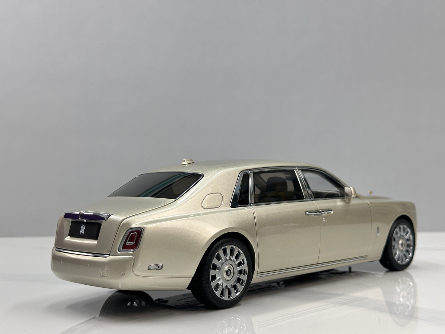 ZP 1/18 Rolls-Royce Phantom VIII (Gold Badge / Leather Suitcase Edition) – Champagne Gold (ZP116)