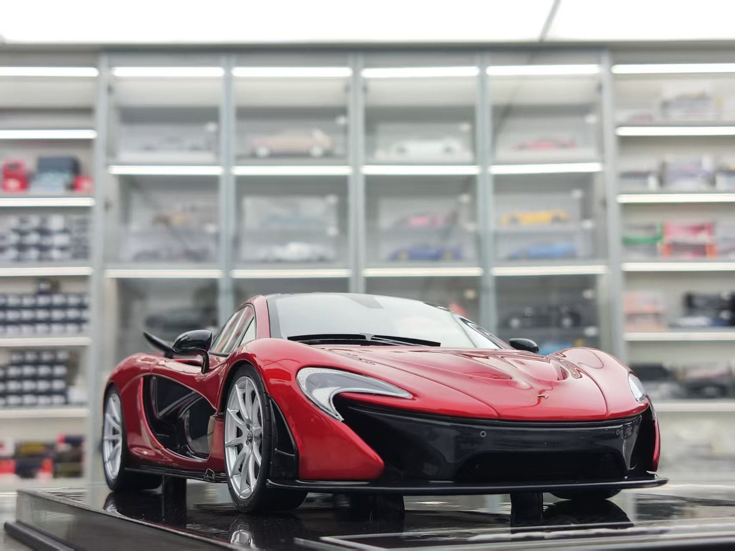 DINOMODEL 1/18 McLaren P1 Carbon Sole Volcano RED/SW DMP004
