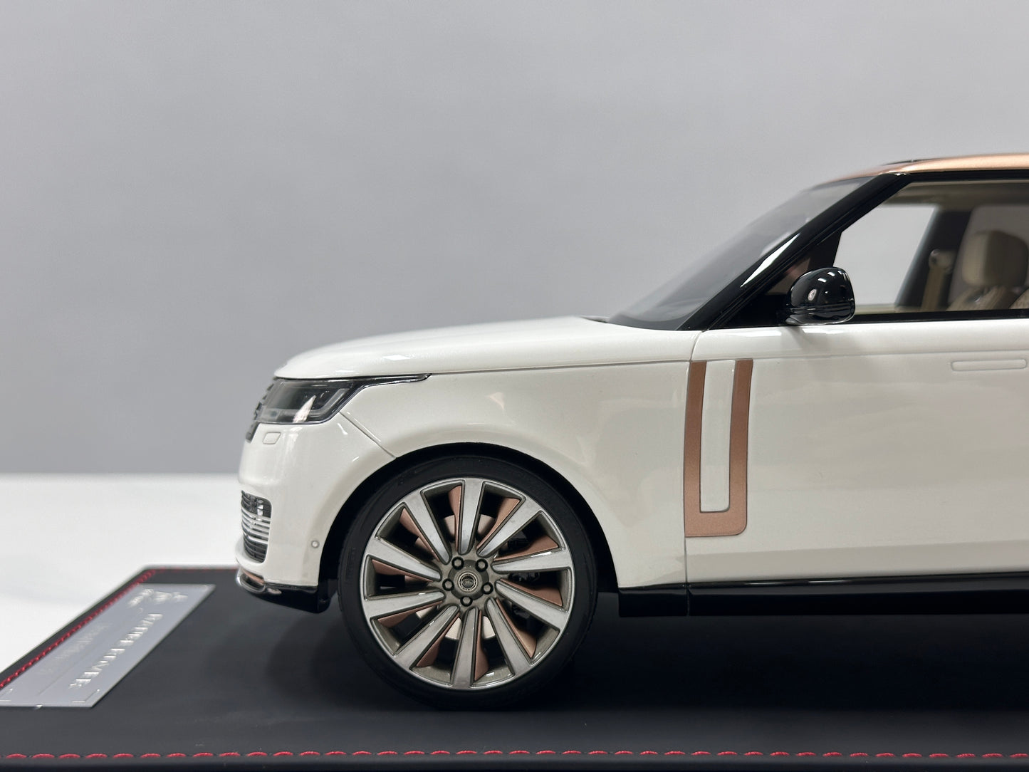 BBA MODEL 1:18 Land Rover Range Rover Autobiography — Pearl White with Platinum Roof (BBA065)