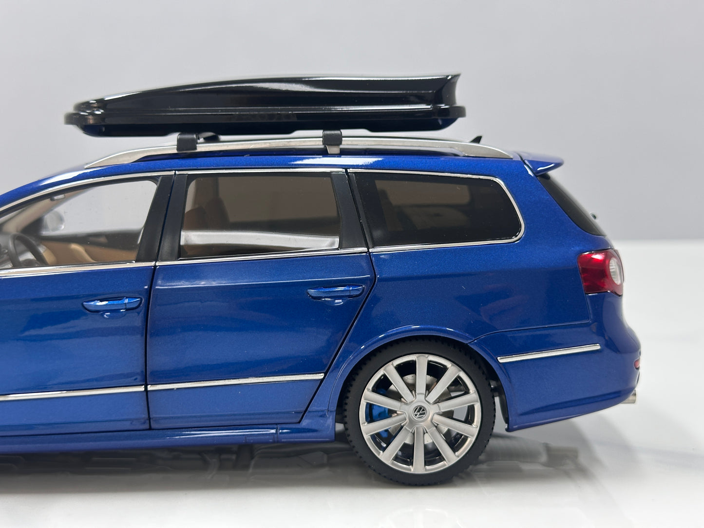 NZG 1/18 Volkswagen Passat R36 wagon Biscay Blue NZG014