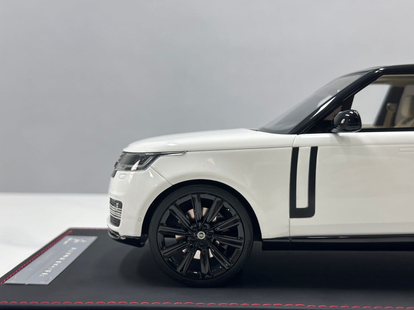 BBA MODEL 1/18 Land Rover Range Rover SVAutobiography – "Black & White Panda" (BBA067)