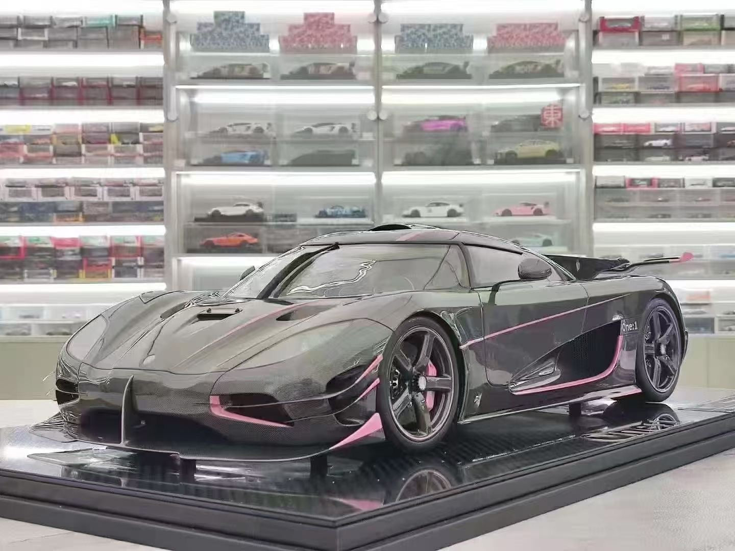 FA 1/8 Koenigsegg ONE:1 Carbon Powder High-end Car Model Ornament FA069