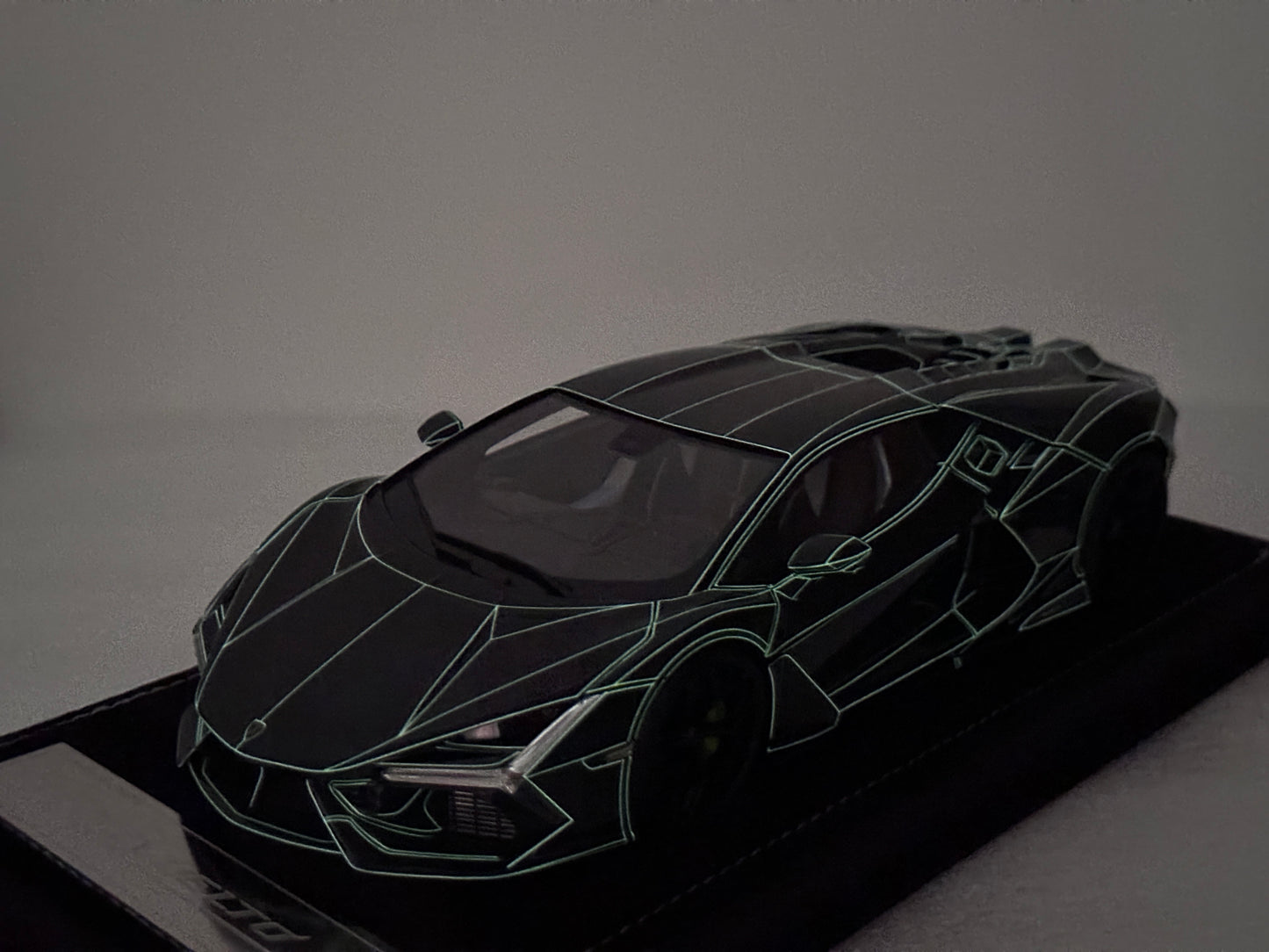 HH Model 1/18 Lamborghini Revuelto Black Luminous Crackle Pattern HH625