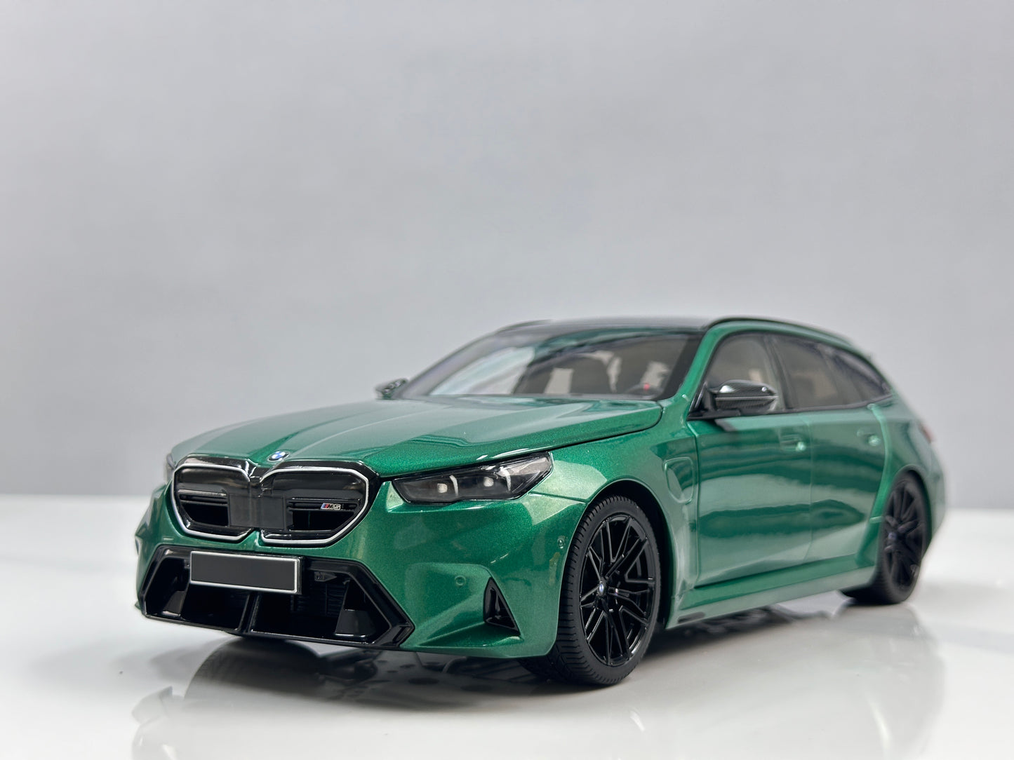 MINICHAMPS 1/18 BMW M5 Touring (2024) – Metallic Green (110023902)