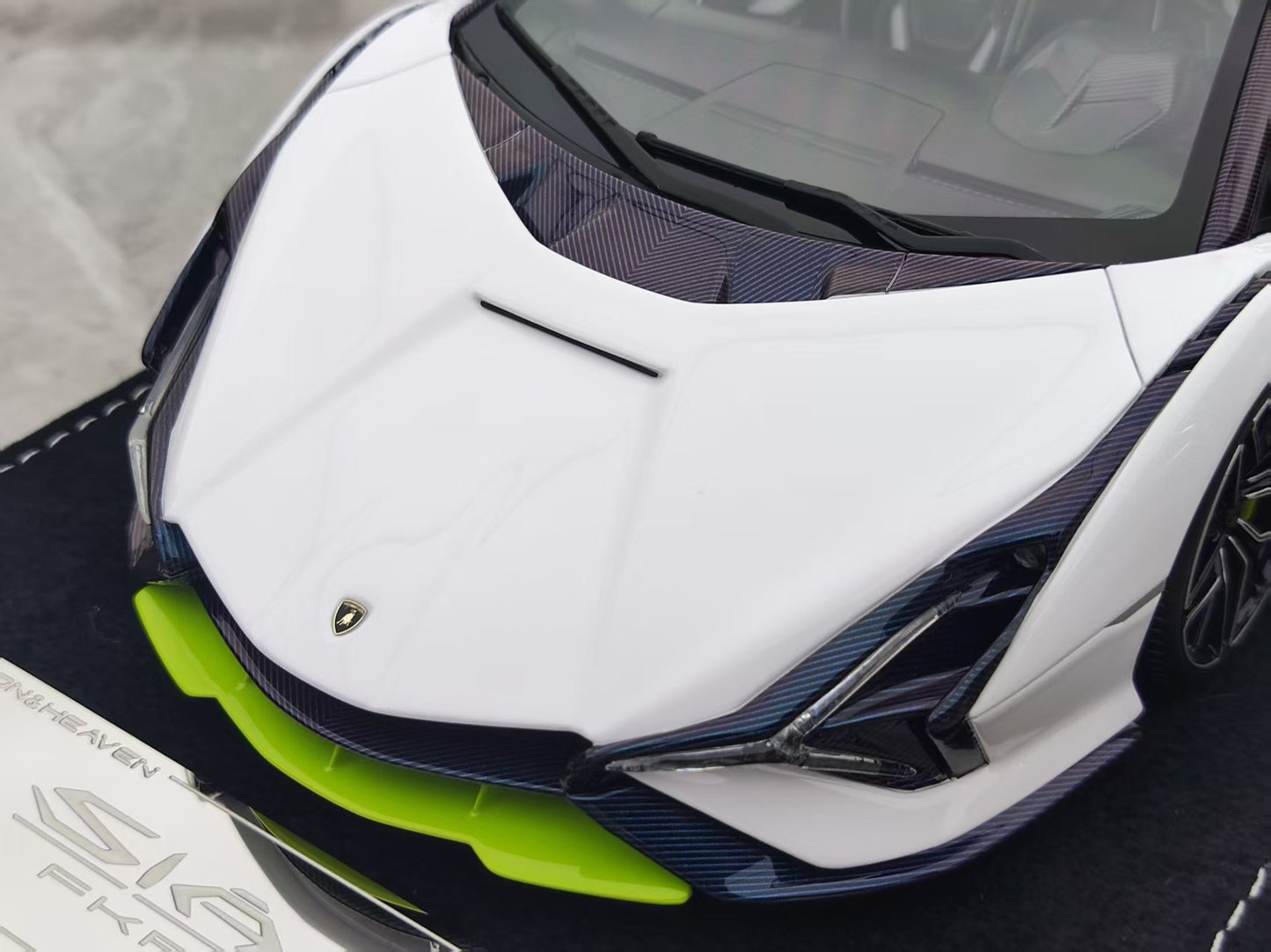 HH Model 1/18 Lamborghini Sian FKP 37 White Purple Gradient HH496