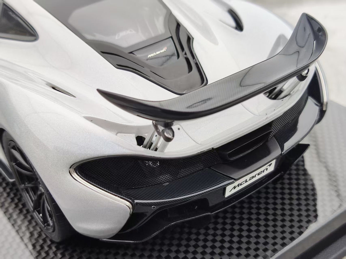 DINOMODEL 1/18 McLaren P1 Carbon Sole Pearl Silver DMP002