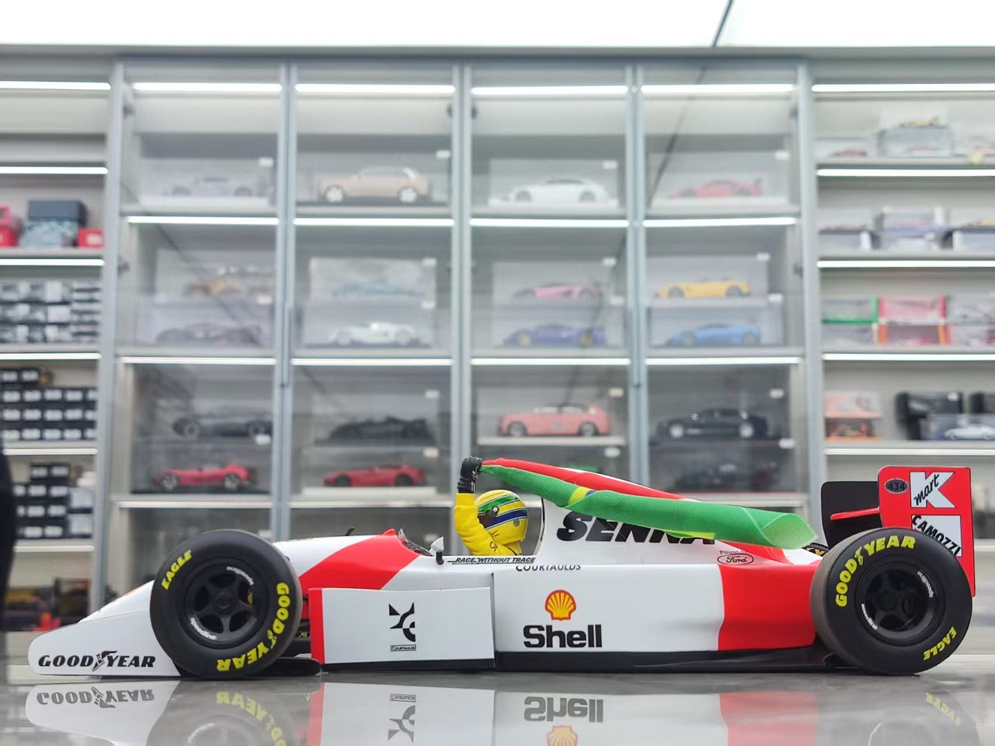 MINICHAMPS 1/18 McLaren FORD MP4/8 - SEBASTIAN VETTEL - Includes figure and flag, red and white livery 530931805