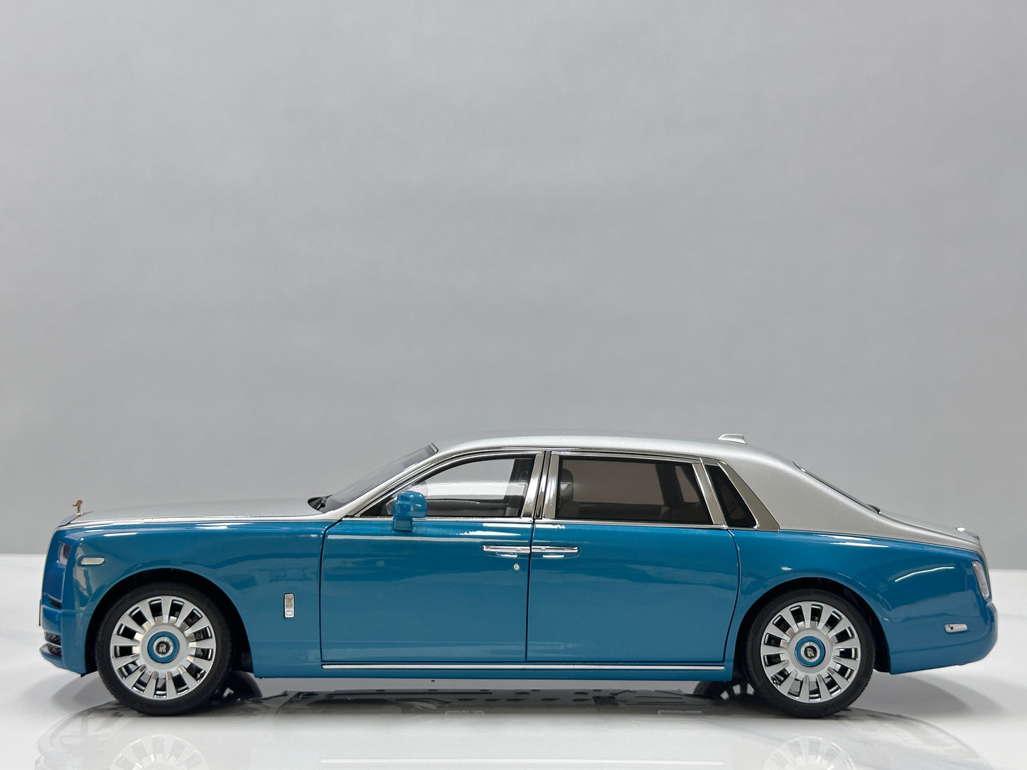 ZP 1/18 Rolls-Royce Phantom VIII – Silver/Turquoise Blue (ZP120)