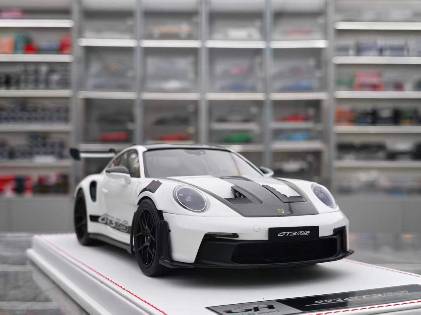 GH MODEL 1/18 Porsche 992 GT3RS Glowing Green GH013