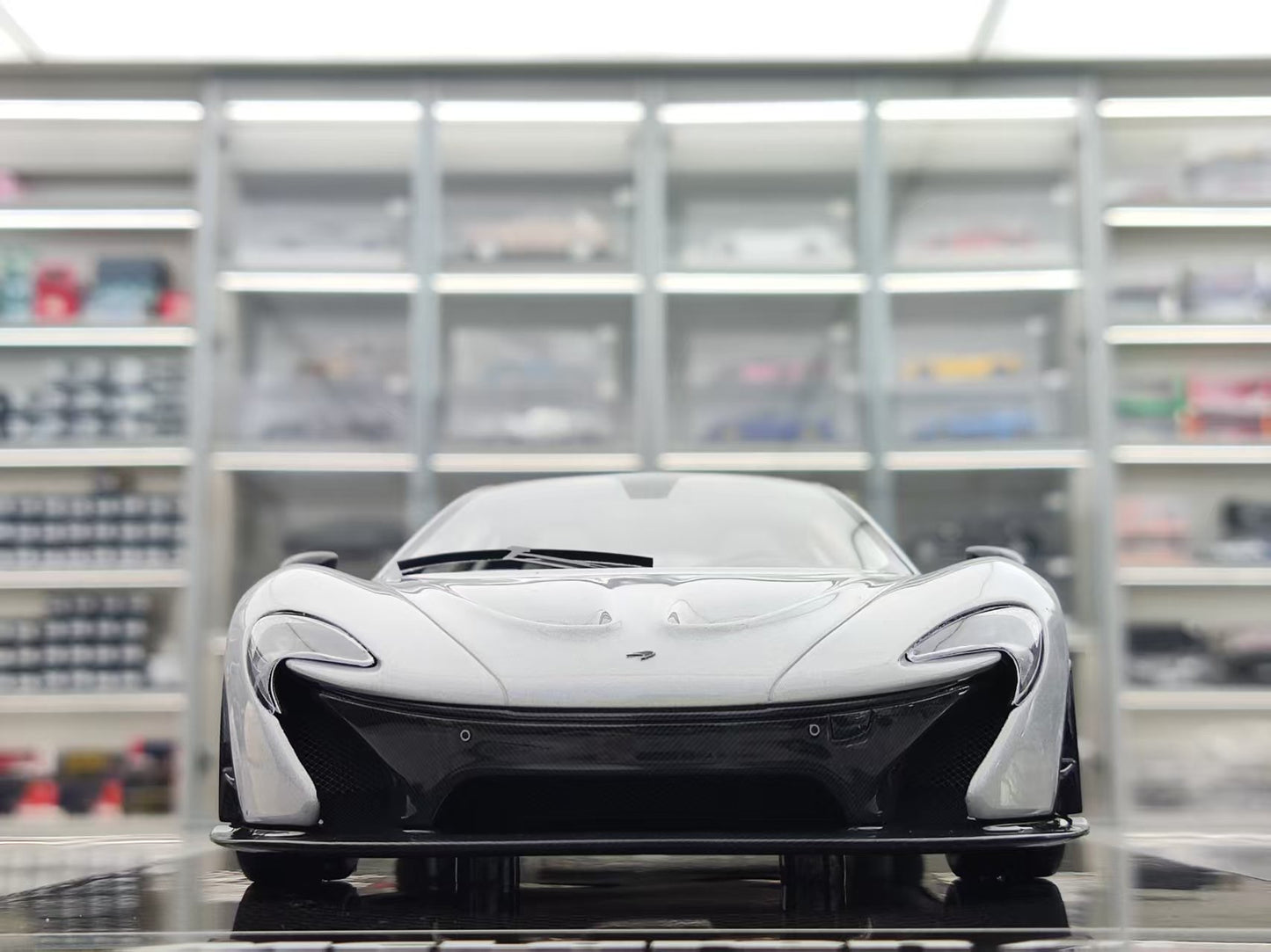 DINOMODEL 1/18 McLaren P1 Carbon Sole Pearl Silver DMP002