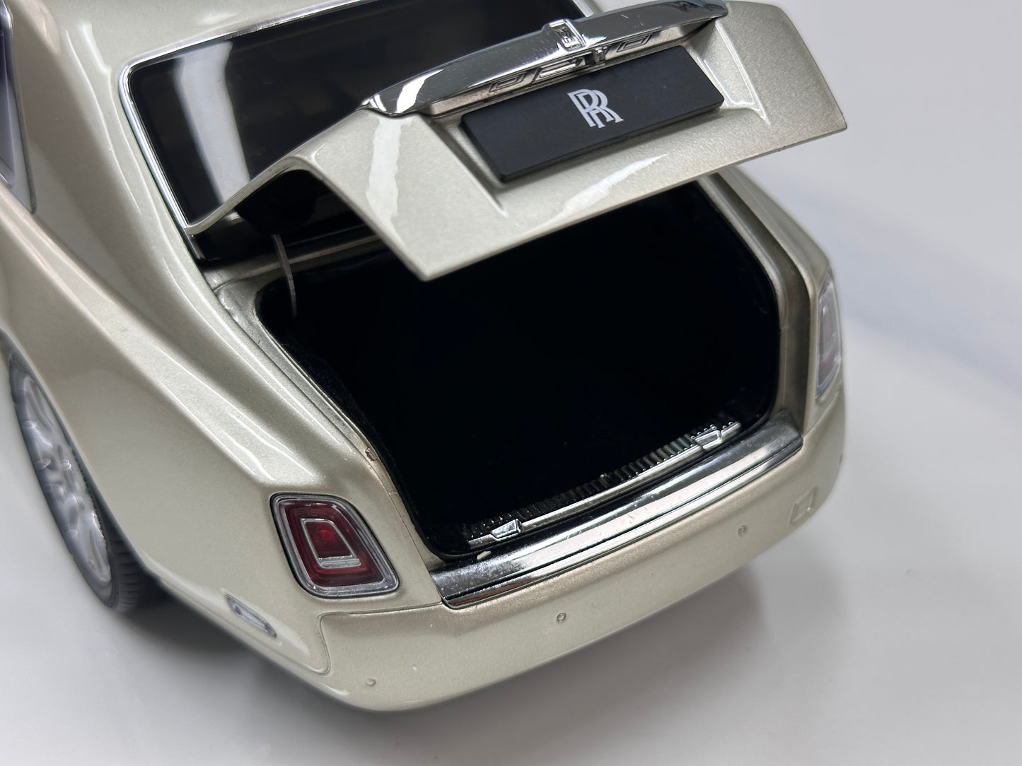 ZP 1/18 Rolls-Royce Phantom VIII (Gold Badge / Leather Suitcase Edition) – Champagne Gold (ZP116)