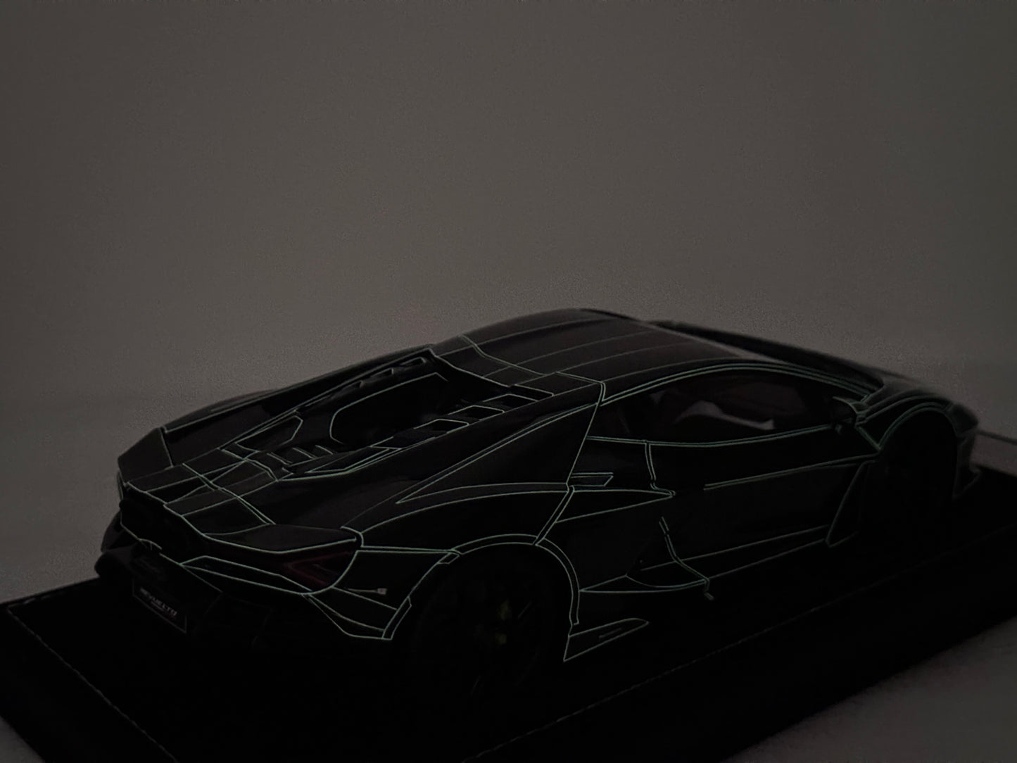HH Model 1/18 Lamborghini Revuelto Black Luminous Crackle Pattern HH625