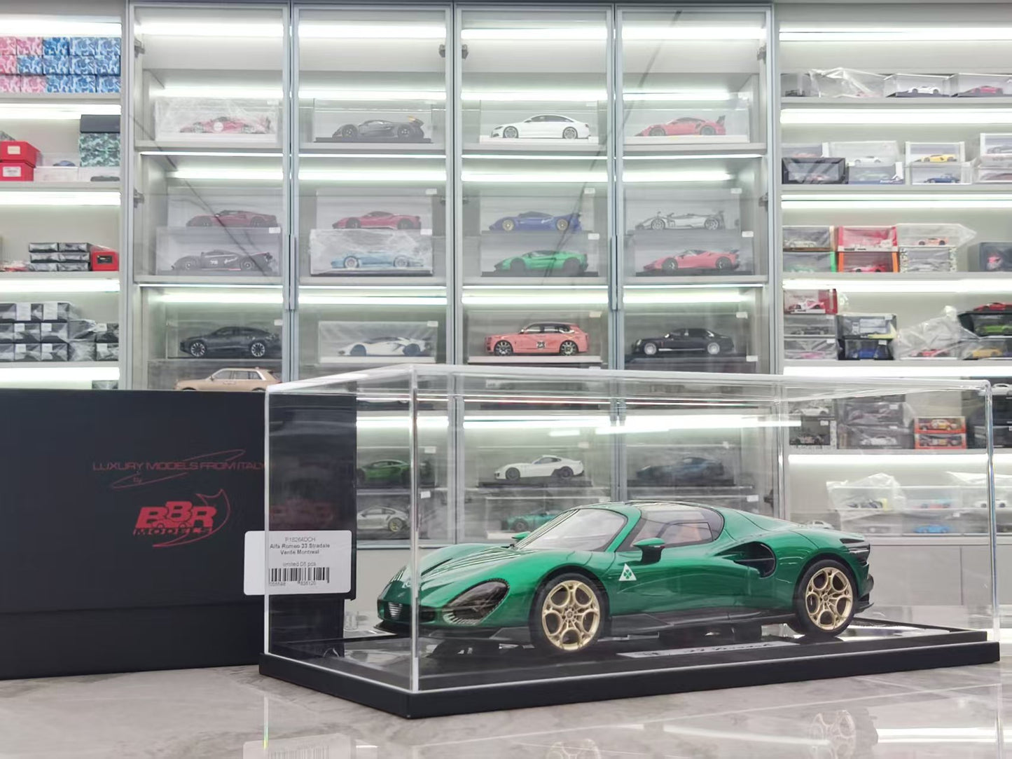 BBR 1/18 Alfa Romeo 33 Stradale Carbon Base Green Car Model P18264DCH
