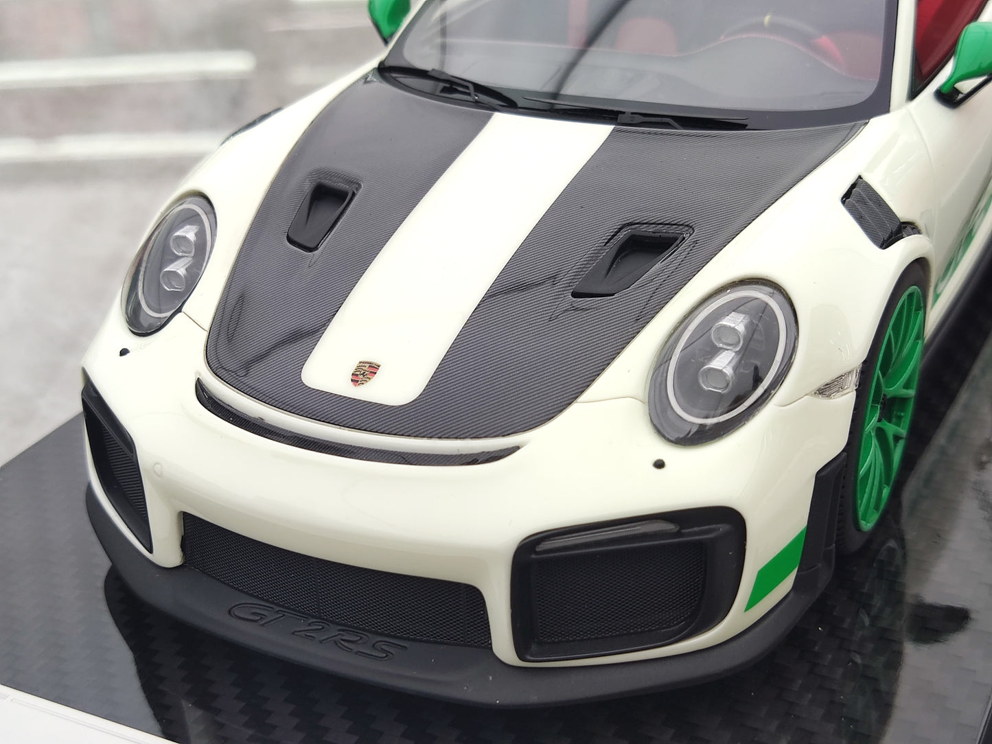 UU 1/18 Porsche 911 GT2 RS Fluorescent Green Simulated Car Model JS-UU007