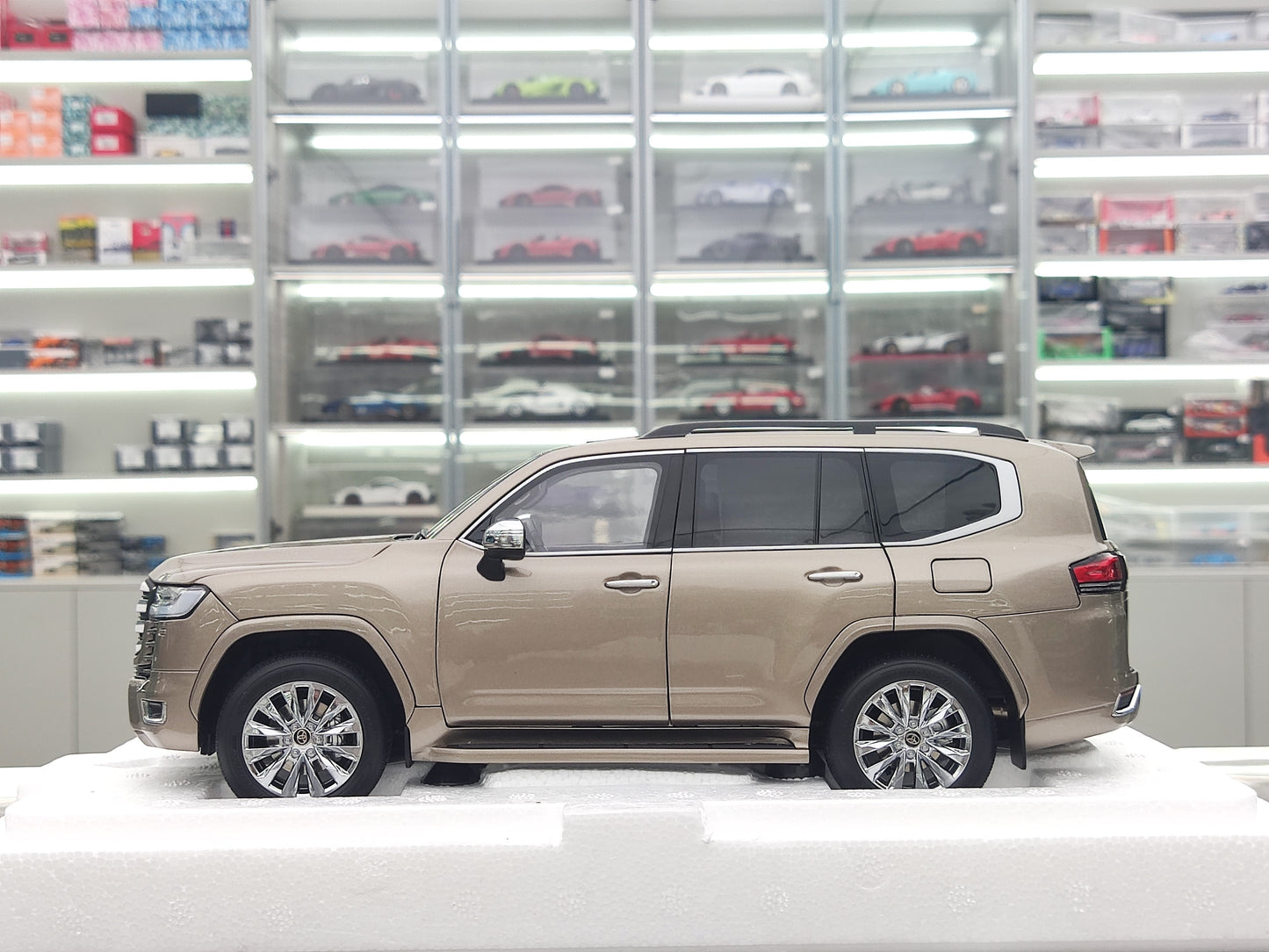 LCD 1/18 Toyota Land Cruiser LC300 ZX Ora Die-gisita Aŭtomodelo LCD112