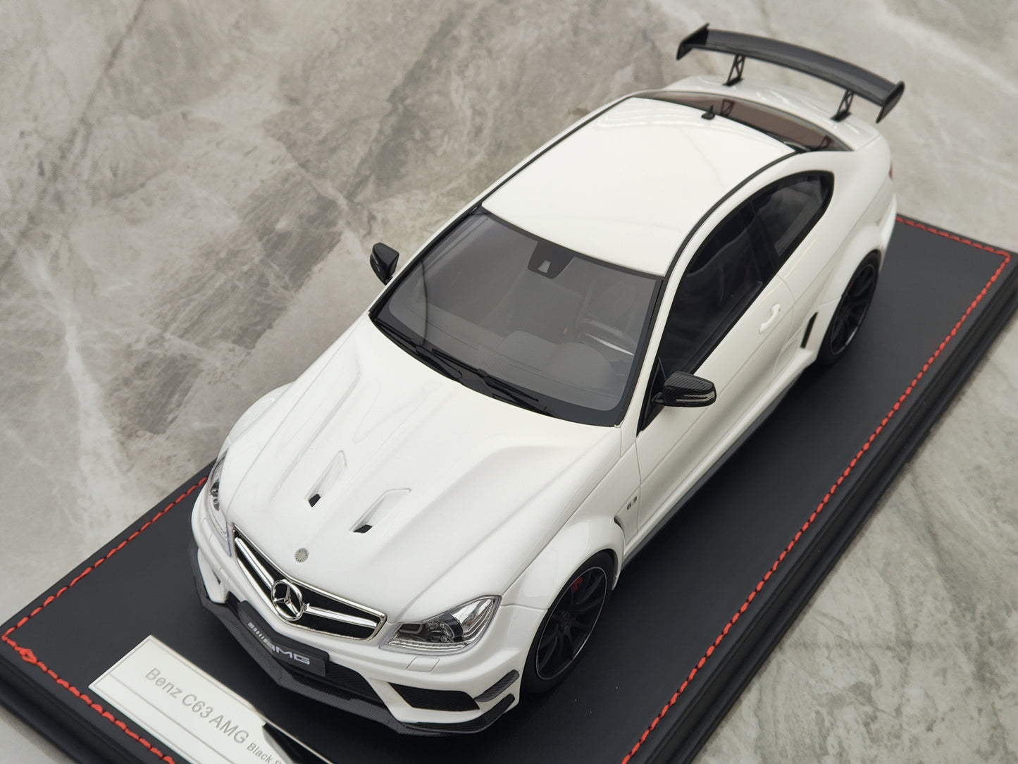 NA 1/18 Mercedes Benz C63 AMG Nigra Serio Rezina Modelaŭto NA004