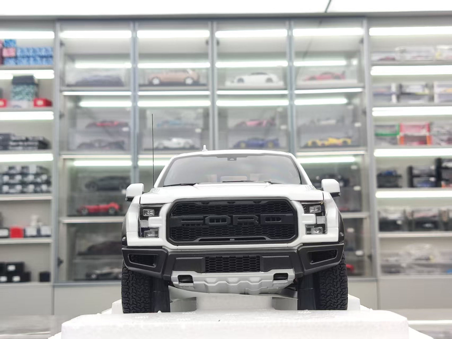 AUTO Art 1/18 Ford F-150 RAPTOR SUPERCREW 2019 White 72946