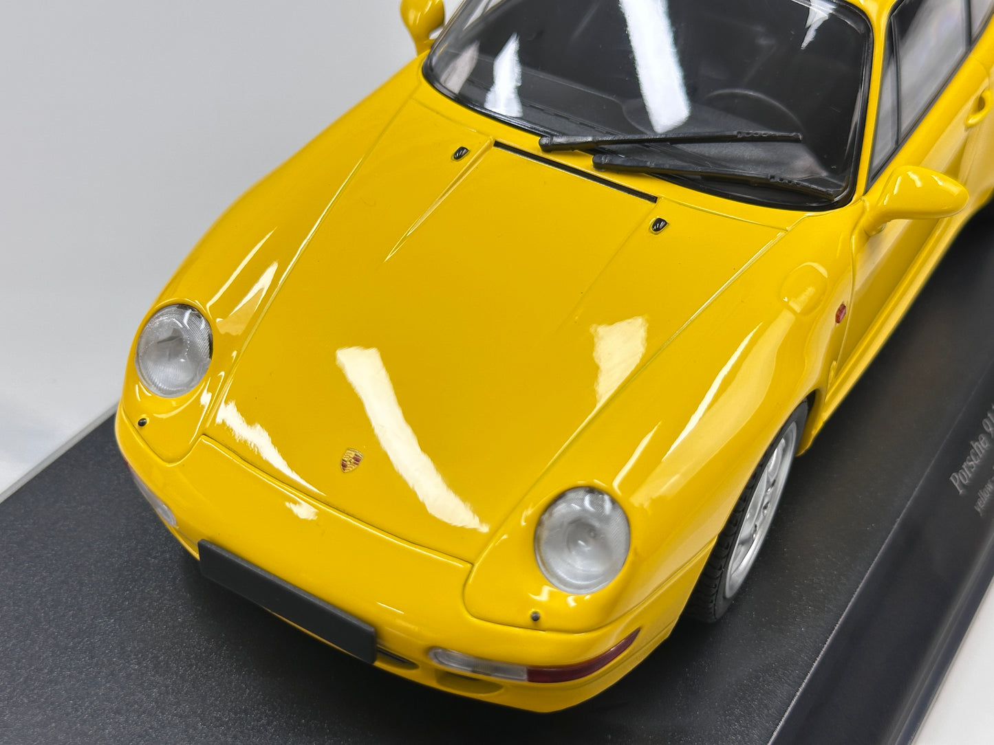 MINICHAMPS 1/18 Porsche 911 (993) Turbo (1995) Yellow 155061172