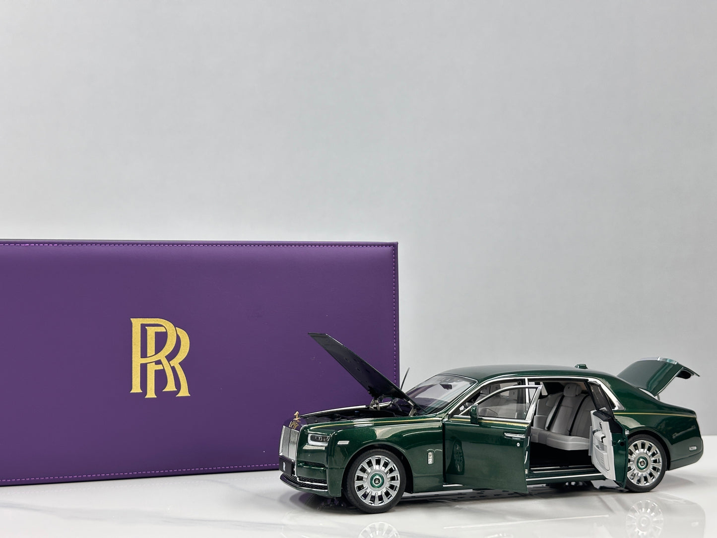 ZP 1/18 Rolls-Royce Phantom VIII (Gold Badge / Leather Suitcase Edition) – Peninsula Green (ZP117)