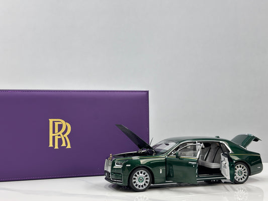 ZP 1/18 Rolls-Royce Phantom VIII (Gold Badge / Leather Suitcase Edition) – Peninsula Green (ZP117)